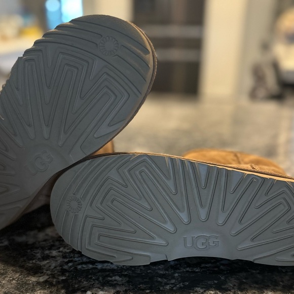 UGGs size 6 - Picture 4 of 5